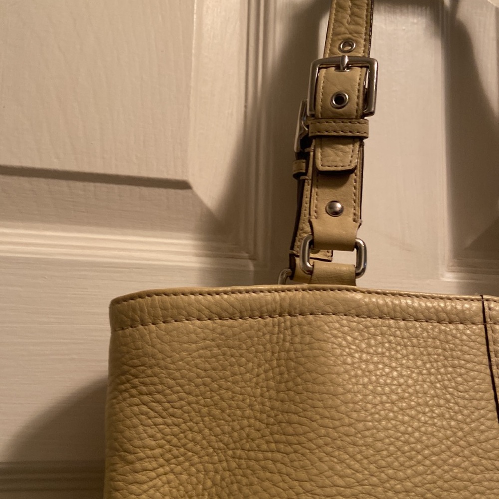 Coach pebbled leather shoulder bag EUC - Picture 9 of 11